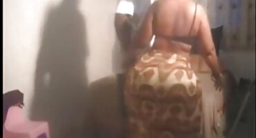 Busty ໃນແງ່ບວກເຕັມທີ່ມີເພດສໍາພັນ.