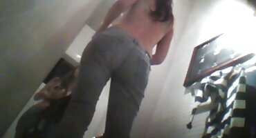 ນາງ undresses ແລະມີເພດສໍາພັນ.