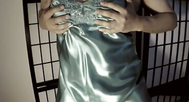 Slut ແມ່ນ seduced ແລະດຶງຢູ່ຕາມລໍາຕົ້ນຂອງເພື່ອນບ້ານ.