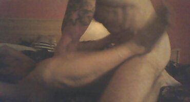 ນິ້ວມືສາວງາມຢູ່ເທິງຕຽງ.