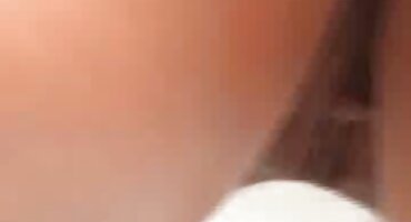 ແມ່ຍິງທີ່ໂດດດ່ຽວ masturbating ໃນຫ້ອງນອນ.