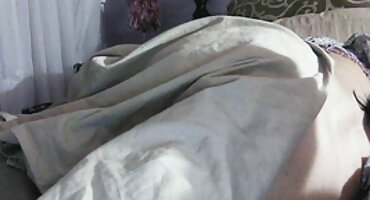 ຄົນຮັກມັກທີ່ຈະ fuck ຢູ່ພື້ນເຮືອນຢູ່ເຄິ່ງກາງຂອງເຮືອນຄົວ.