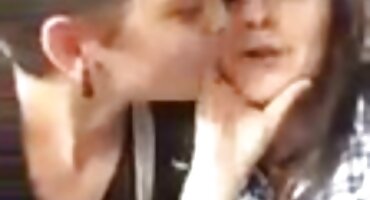 Alice Miller ໄດ້ເຂົ້າໄປໃນປາກແລະໃຫ້ກົ້ນໃນການຫລໍ່.