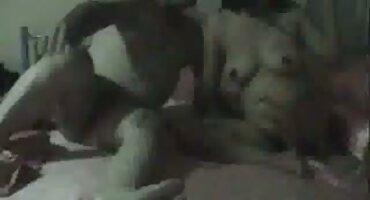 ເດັກຍິງກວດຜ່ານທາງຮູທະວານດ້ວຍລຳຕົ້ນ.