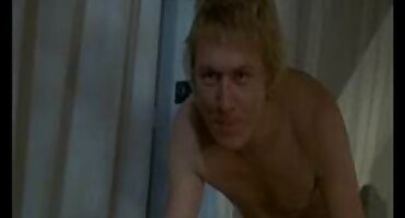 ລາວ licks ກົ້ນງາມແລະເອົານິ້ວມືຂອງລາວໃນ Pussy ຂອງນາງ.