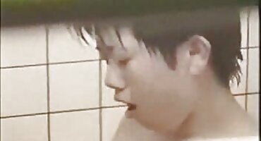 ຜິວເນື້ອສີຂາວ fucks pussy ຫມູ່ຂອງນາງ.