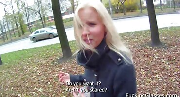 ນາງມີເພດສໍາພັນກັບ hahal ສີດໍາ.