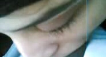 ນາງໃຫ້ຜູ້ຊາຍ blowjob. ໃຊ້ເວລາກ່ຽວກັບໃບຫນ້າ.