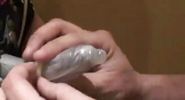 ດອກກຸຫລາບທີ່ສວຍງາມຕົກຢູ່ເທິງຕຽງ.