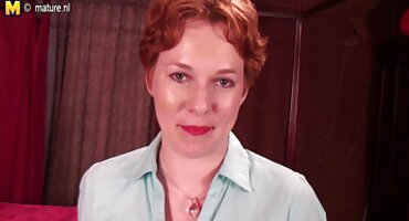 Marshmallus ຜິວເນື້ອສີຂາວທີ່ສົມບູນແບບປົກຄຸມດ້ວຍຊັອກໂກແລັດ.