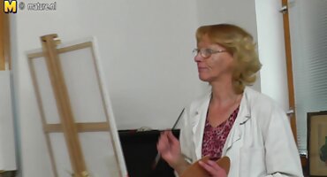 Lana Sharapova ຍ່ຽວຈາກຄວາມກົດດັນທາງຮູທະວານຂອງຄູ່ແຂ່ງຂອງນາງ.