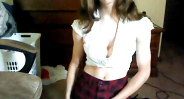 ຊາວລັດເຊຍ smears ຕົນເອງດ້ວຍດິນເຜົາສີຟ້າແລະ teases ຫມວກຂອງລາວ.