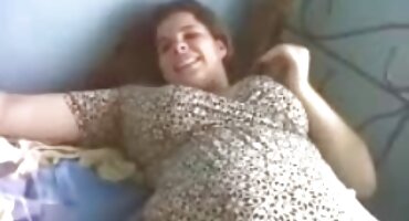 ເດັກຍິງຕິດນິ້ວມືຂອງນາງໃນ pussy ມີຂົນ.