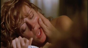 LeiI ດູດ cock ໃກ້ໄມ້ແລະໄດ້ຮັບ pussy ຂອງນາງ fucked.