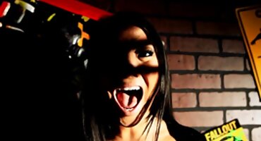 ຮັກ Mac Mac fucking ປ້າໄຂມັນເກົ່າຢູ່ເທິງຕຽງ.