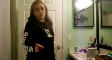 Renato farts ຍິງແລະຫມູ່ຂອງນາງ.