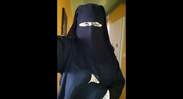 Claudia Macc ໃຫ້ blowjob ແລະໄດ້ຮັບກົ້ນຂອງນາງ fucked.