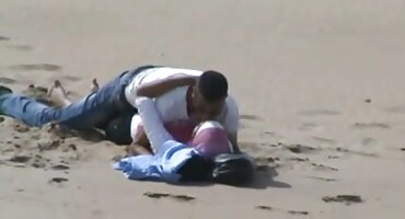 ຍິງຫນຸ່ມ fucks ກັບຄົນແປກຫນ້າໃນລົດ.