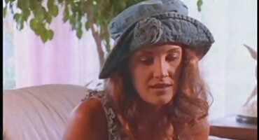 ຜິວເນື້ອສີຂາວພາສາເຊັກໂກ stretches ສຸດ cock. ເພດສໍາພັນກັບຜູ້ຊາຍ rocker tattooed.