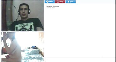 ນາງ strokes cock ຂອງນາງກັບຂາຂອງນາງ.