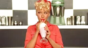 ນາງມ້ວນໄປຫາເພື່ອນບ້ານສໍາລັບ fuck.