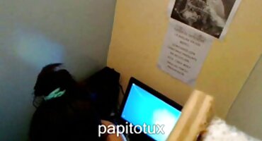 ຊາວເຊັກເລຍຕີນຂອງຕົນແລະຕີລູກໄກ່ໃນກົ້ນເພື່ອຄວາມຄົມຊັດຂອງຄວາມຮູ້ສຶກ.