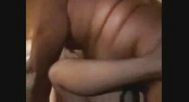 Kenna JAmes ດູດແລະຂີ່ໄກ່ດຳໃຫຍ່ຢູ່ໃນລົດ.