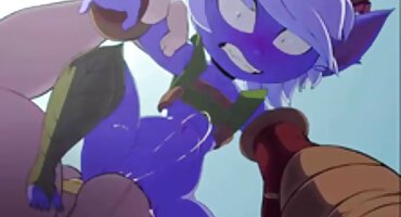 ເດັກຍິງ teases ມ້າໂດຍການເຂົ້າມາຮູບພາບ.