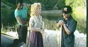 A masseuse ທີ່ສວຍງາມໄດ້ຮັບໃຊ້ຜູ້ຊາຍແລະໄດ້ຮັບ cock ແຂງໃນກົ້ນ.