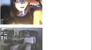 ສາວ masturbates ຫຼັງຈາກອ່ານນະວະນິຍາຍ.