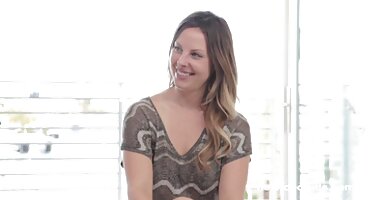 Gymnast ແຜ່ຂາຂອງນາງຢູ່ທາງຫນ້າຂອງຄູ່ຮ່ວມງານ.