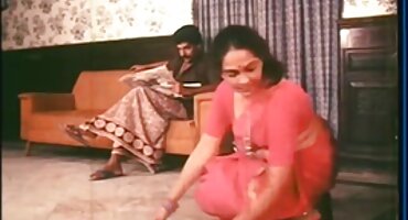 ຄູອາຈານ fucks ຕົນເອງກັບ dildo ເປັນ.