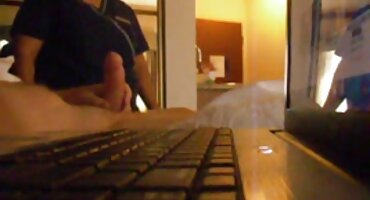 ແມ່ຍິງລັດເຊຍໃນຫຼັກຊັບ masturbates ດ້ວຍເຄື່ອງສັ່ນສະເທືອນ.