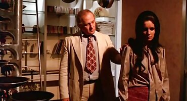 ຜິວເນື້ອສີຂາວເປື້ອນດ້ວຍ gangster ສີດໍາ.